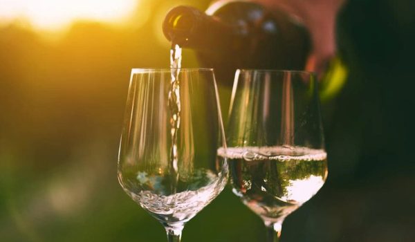 ¿Qué es el Txakoli? El vino afrutado vasco