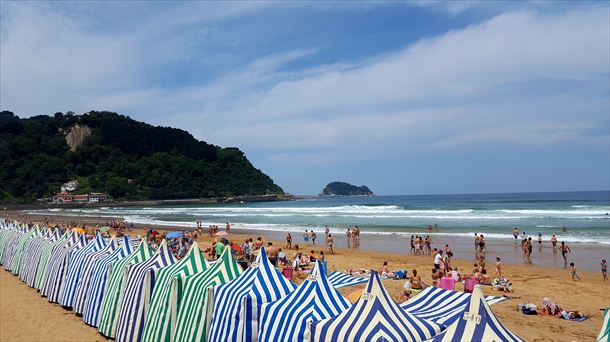 Plaza de Zarautz con Getaria al fondo